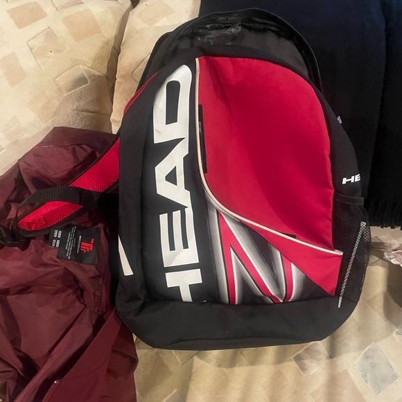 very compact bag that has seperate racquet and shoe compartment. - Picture 1 of 1